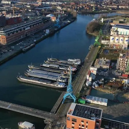 Feel At At This Homeawayfromhome Appt With A Stunning Water Canal View And Gym *
