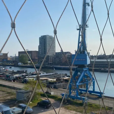 Feel At At This Homeawayfromhome Appt With A Stunning Water Canal View And Gym Apartman *